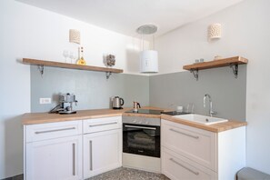 Frigorífico, placa de cocina y utensilios de cocina