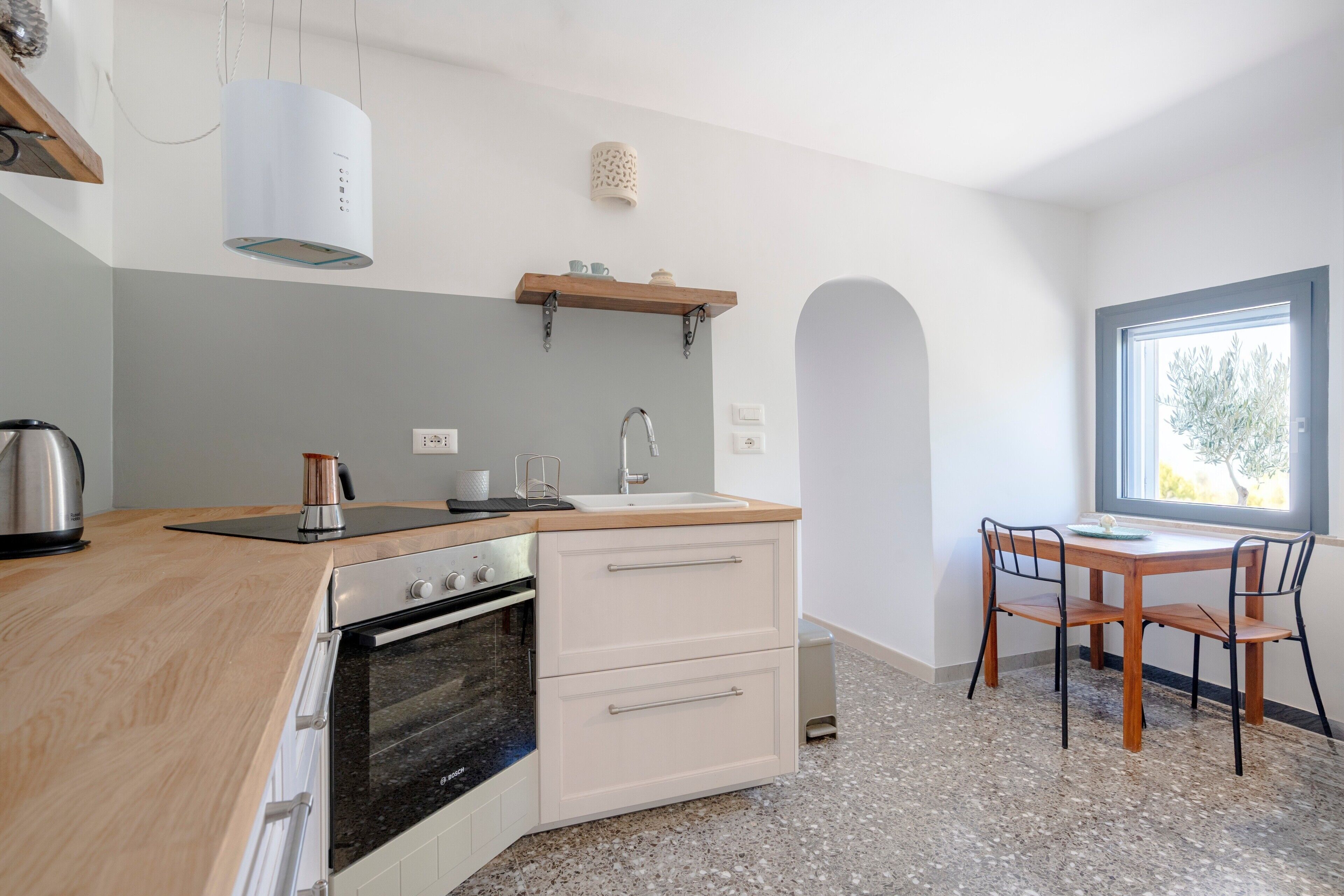 Kühlschrank, Herdplatte, Kochgeschirr/Geschirr/Besteck