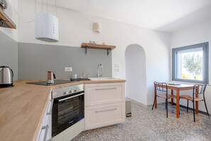 Jääkaappi, liesi, keittoastiat/astiat/ruokailuvälineet