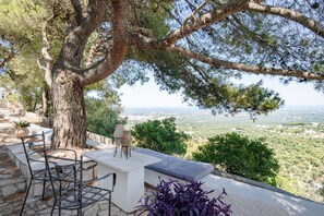 Outdoor dining - Trullo 'Rossi' with Mountain View, Wi-Fi and Air Conditioning (Fasano)