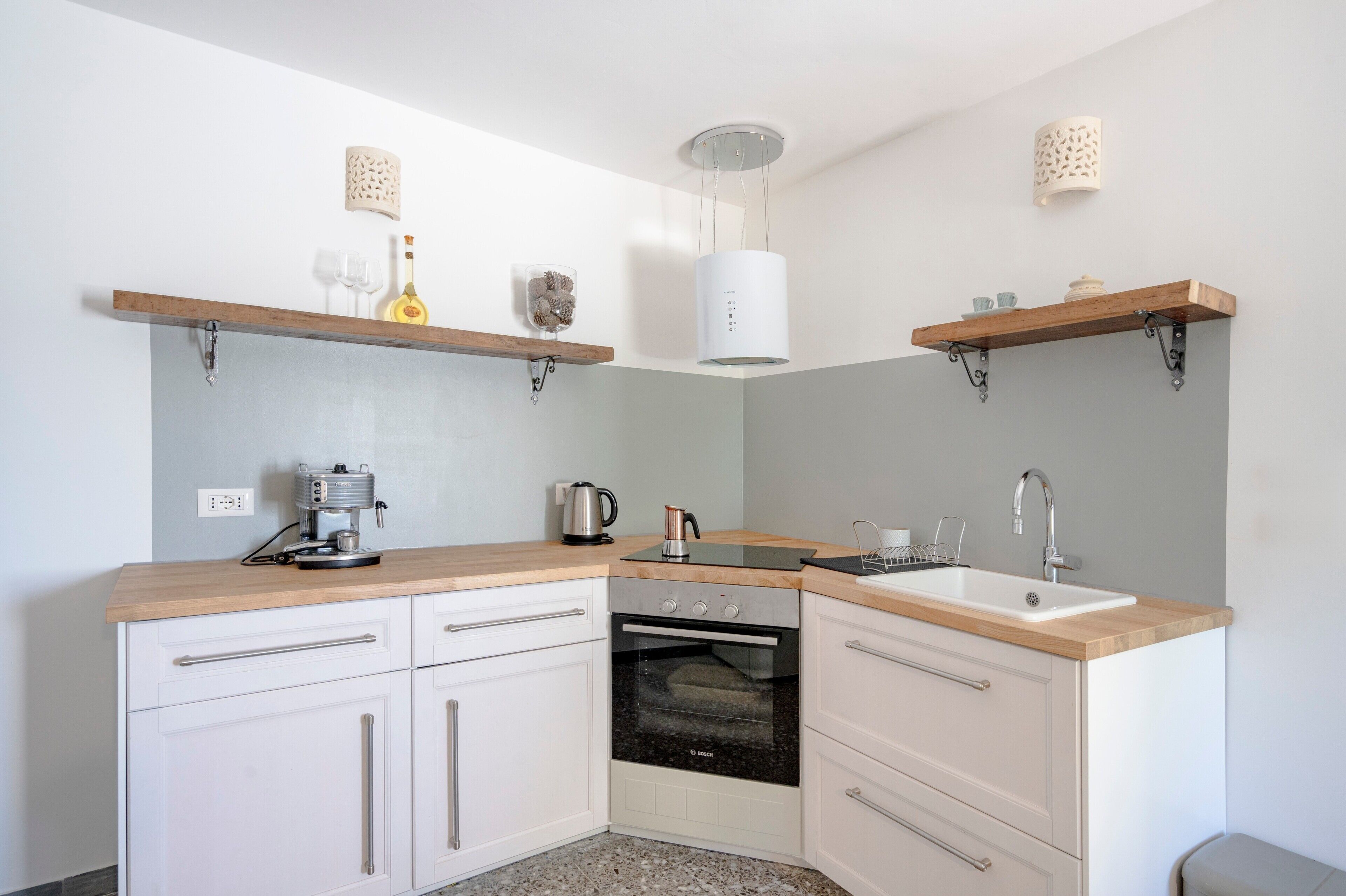 Refrigerador, parrilla de estufa y utensilios de cocina 