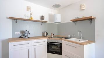 Refrigerador, parrilla de estufa y utensilios de cocina