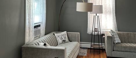 Smart-TV, Kamin, Videospiele, Bücher