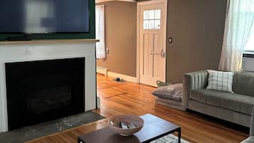 Una Smart TV, una chimenea, videojuegos, libros