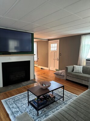 Smart TV, fireplace