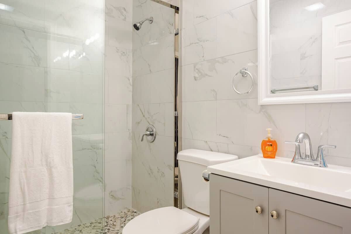 Dusche, Haartrockner, Handtücher