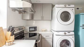 Frigorífic, microones, forn i placa de cuina