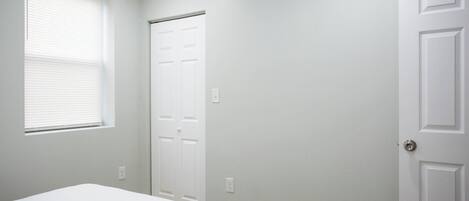 2 habitaciones, tabla de planchar con plancha, wifi y ropa de cama