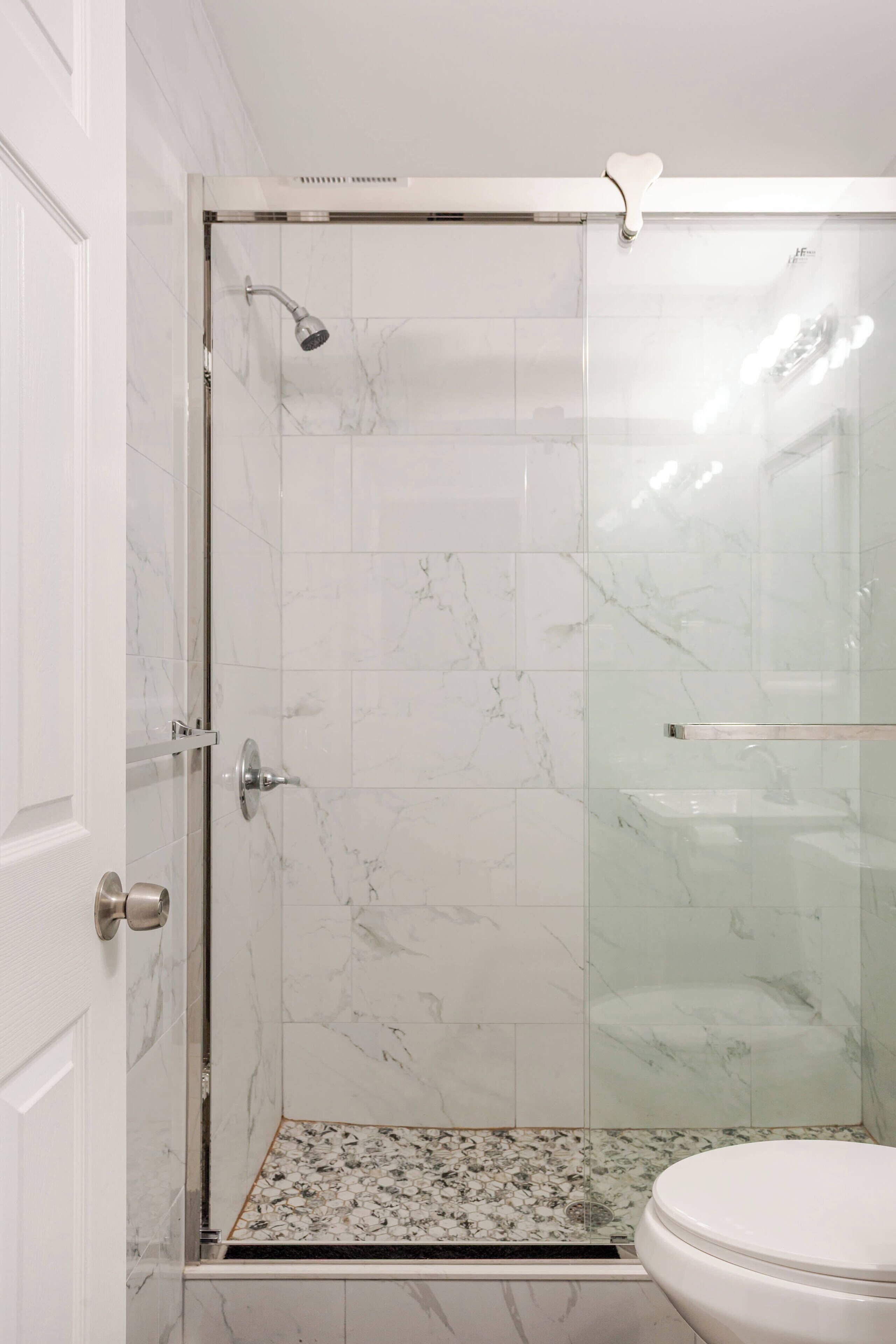 Regadera, secadora de cabello, toallas 