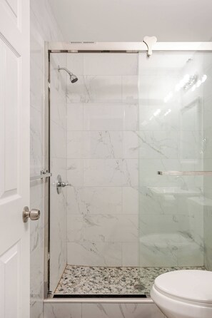 Douche, sèche-cheveux, serviettes fournies