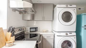 Frigorífico, microondas, horno y placa de cocina