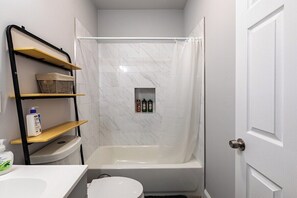 Douche, sèche-cheveux, serviettes fournies