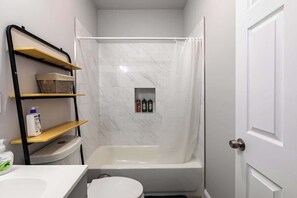 Douche, séchoir à cheveux, serviettes fournies