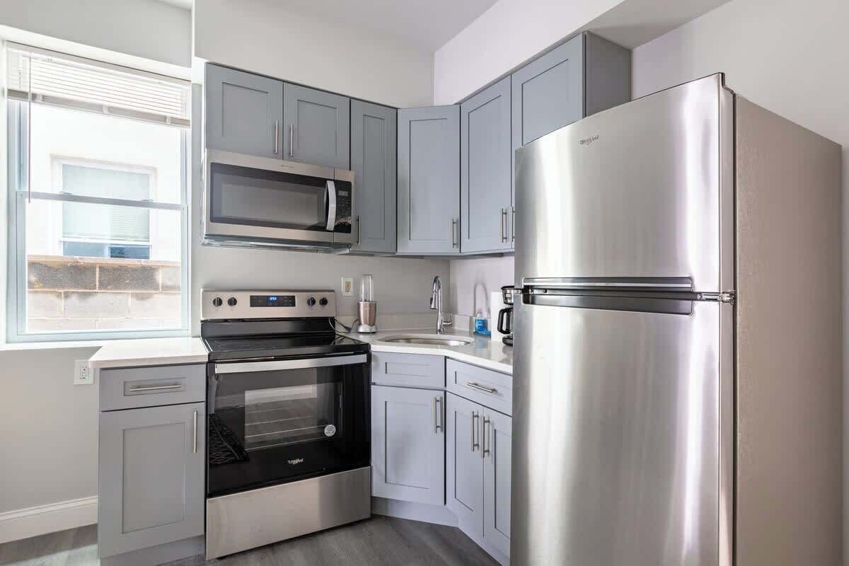 Kühlschrank, Mikrowelle, Ofen, Herdplatte