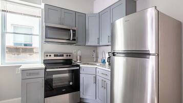 Kühlschrank, Mikrowelle, Ofen, Herdplatte