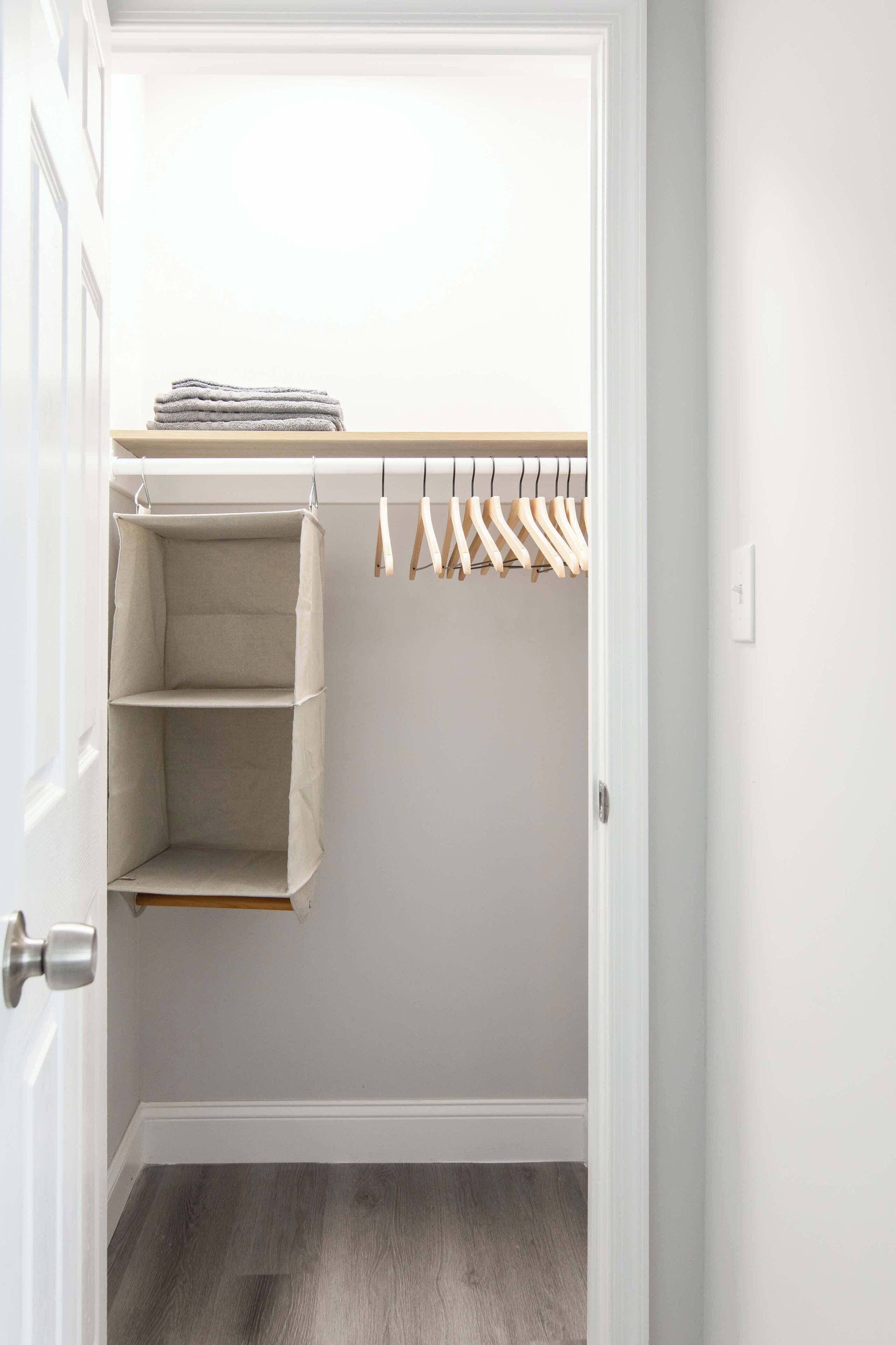 Un vestidor con espacio para colgar ropa y estantes.