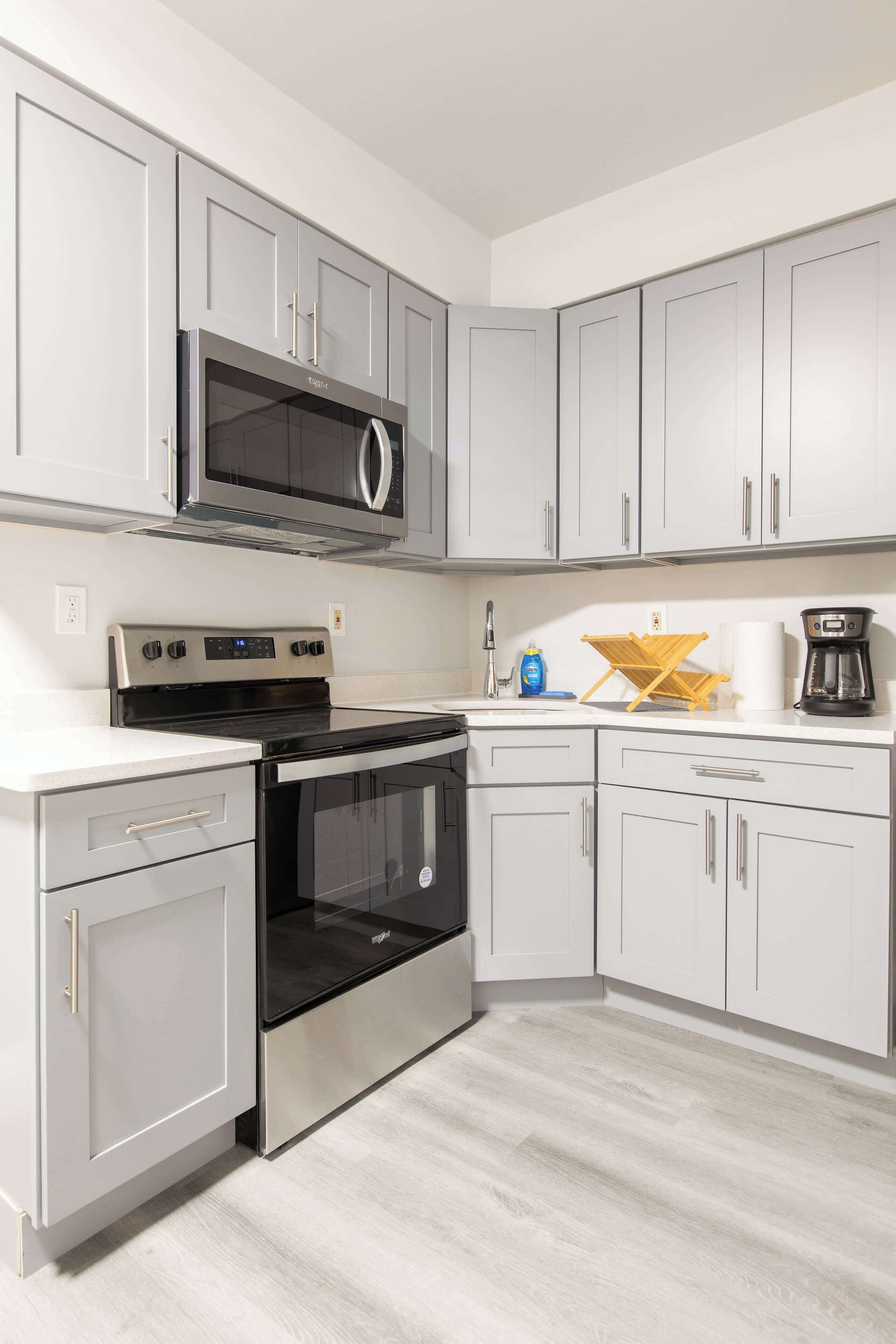 Geladeira, micro-ondas, fogão, cooktop