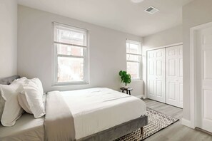 3 quartos, ferros/tábuas de passar roupa, Wi-Fi, roupa de cama