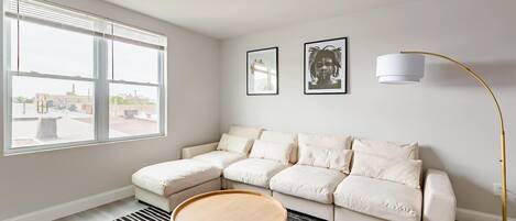 Una televisión, una oficina