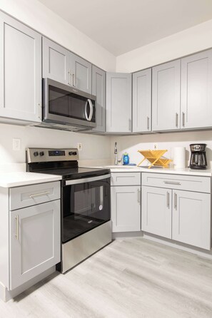 Réfrigérateur, four à micro-ondes, un four, surface de cuisson