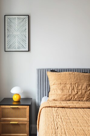1 bedroom, desk, iron/ironing board, WiFi - Luxe & Convenience Center City | GlobeNest (Philadelphia)