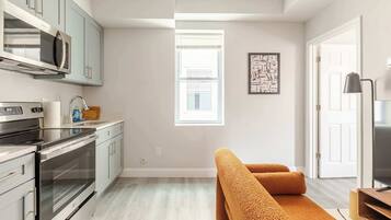 Kühlschrank, Mikrowelle, Ofen, Herdplatte