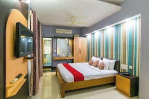 In-room safe, soundproofing, iron/ironing board, free WiFi