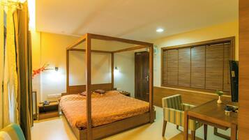 In-room safe, soundproofing, iron/ironing board, free WiFi