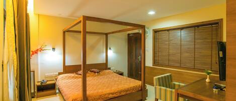 Royal Suite, Balcony, Garden View | In-room safe, soundproofing, iron/ironing board, free WiFi