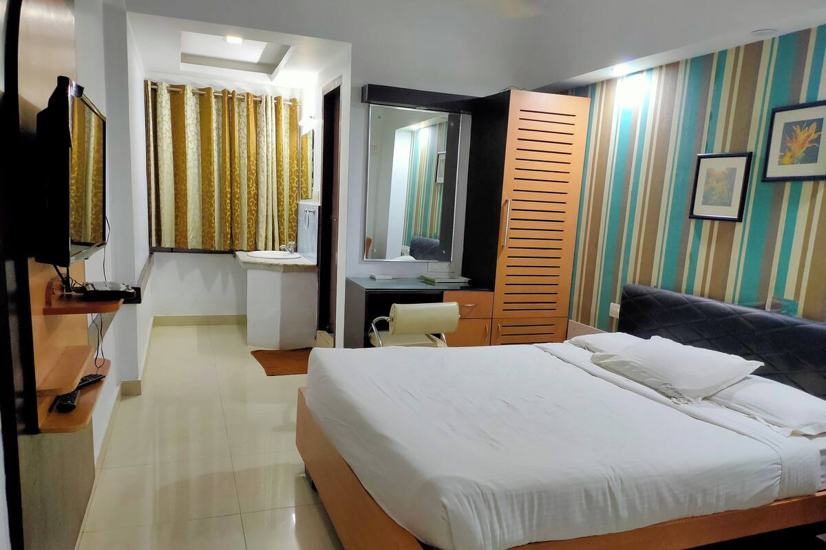 Standard Double Room, Garden View | In-room safe, soundproofing, iron/ironing board, WiFi (free)