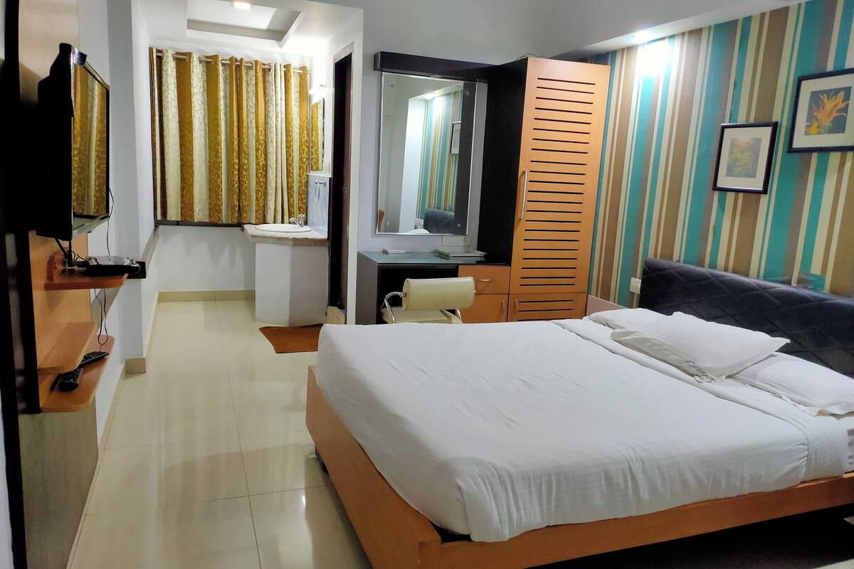 In-room safe, soundproofing, iron/ironing board, free WiFi