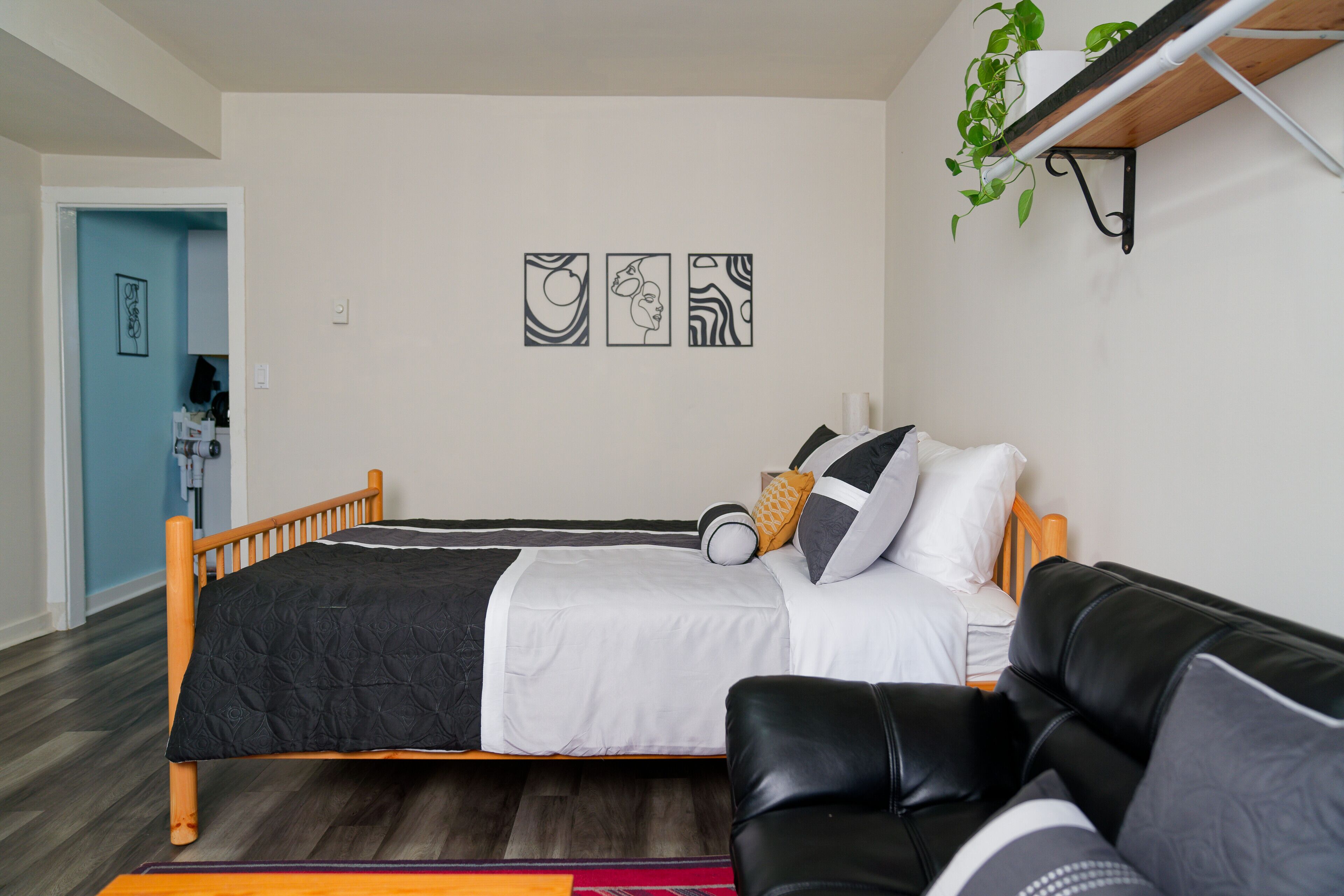 Escritorio, wifi gratis y ropa de cama 