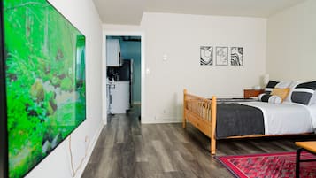 Escritorio, wifi gratis, ropa de cama