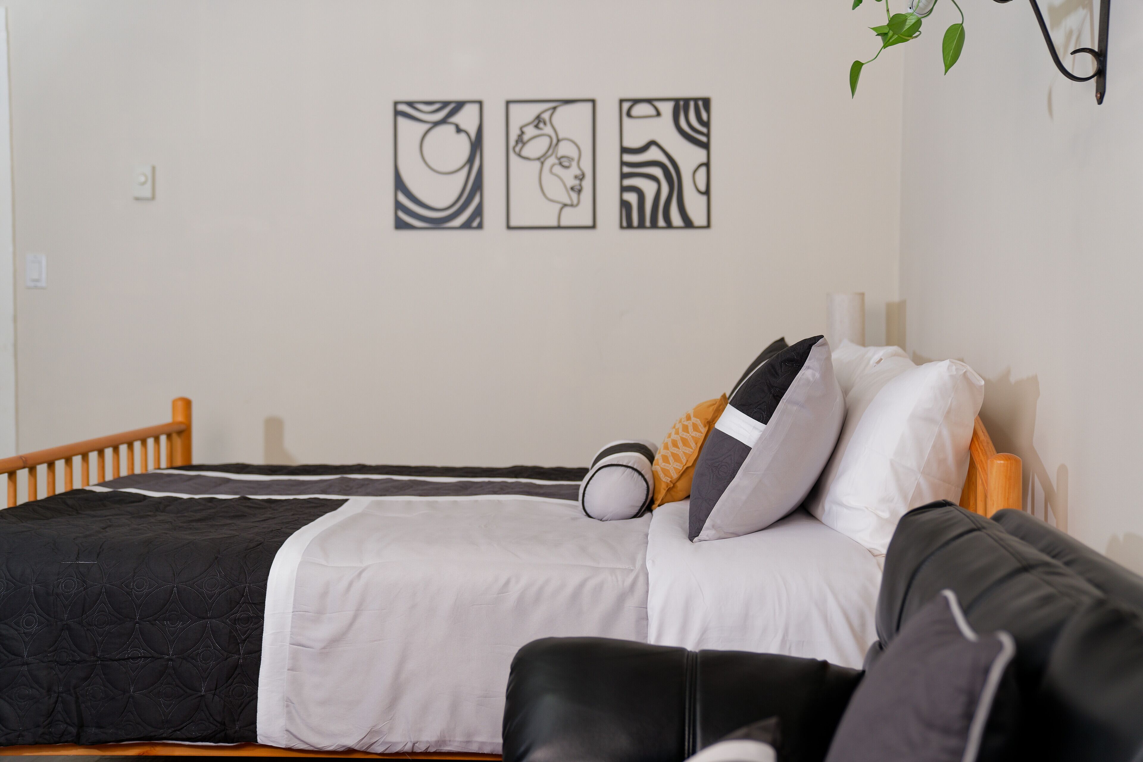 Skrivebord, wi-fi (inkludert) og sengetøy