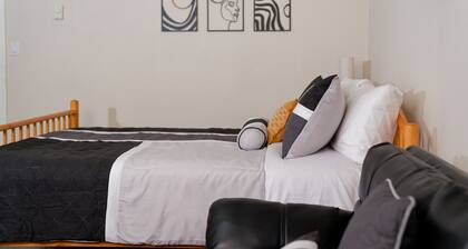 'Croton Nook' - Spacious Studio with Full Eat-in Kitchen, Cozy Getaway