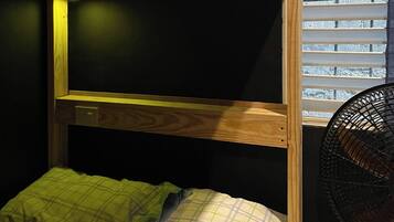 Dormitorio compartido, 1 habitación, para fumadores, balcón | 6 habitaciones