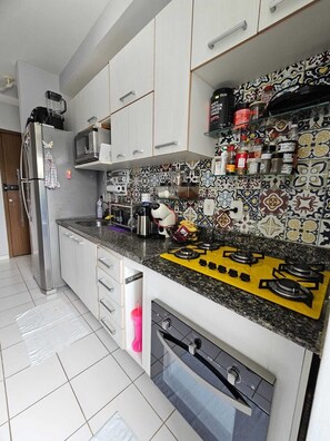 Microwave, oven, stovetop - COP30 Apartment - Total Life Condominium (Tenoné Belém)