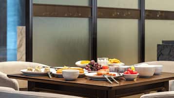 Daily buffet breakfast (CNY 58 per person)