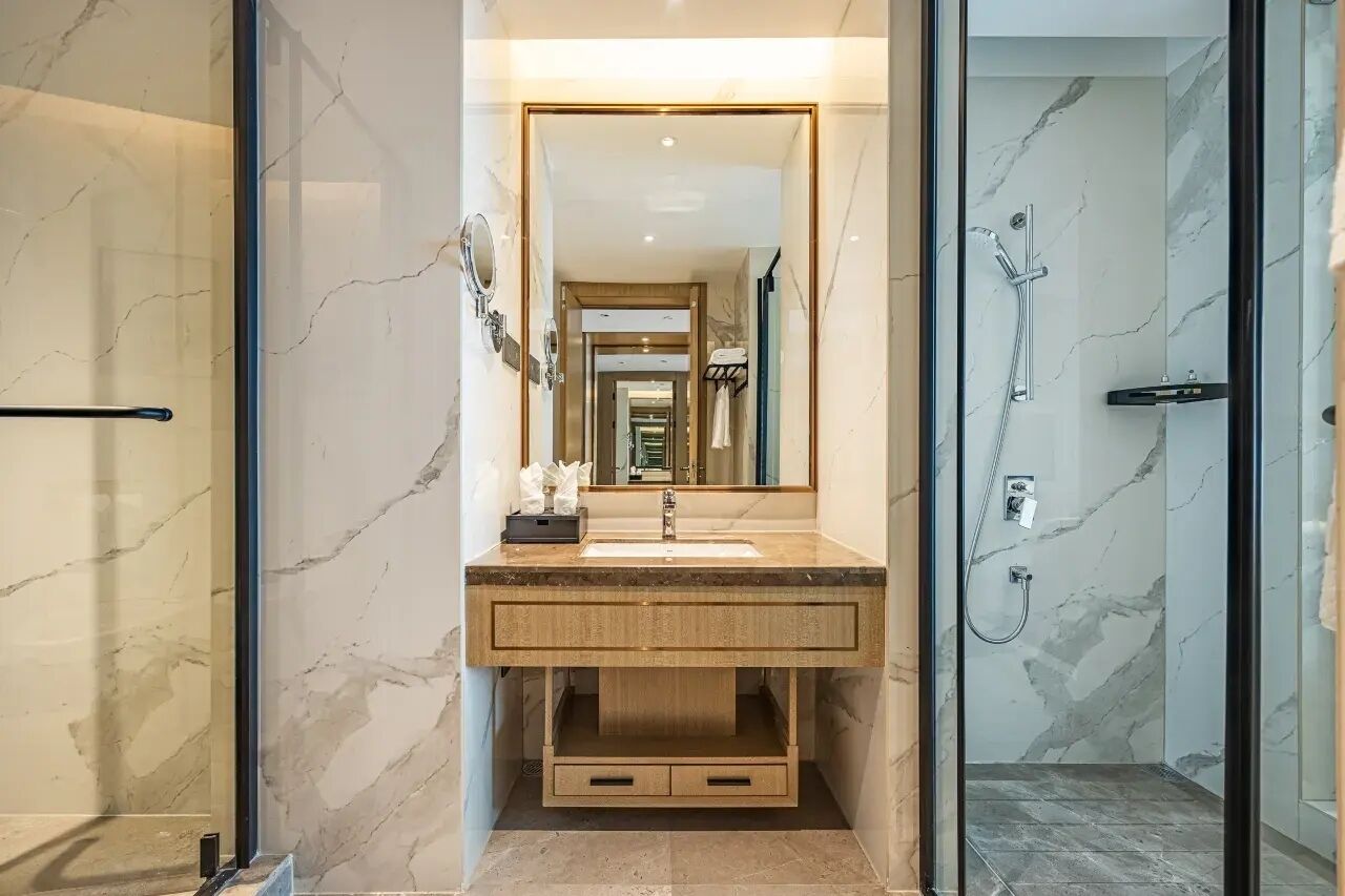 Superior King Room | Baño | Zapatillas