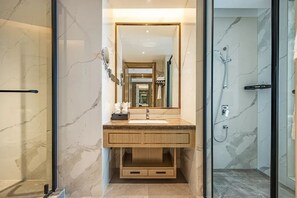 Superior King Room | Bathroom | Slippers - Changde Licheng Huating Hotel (Changde)