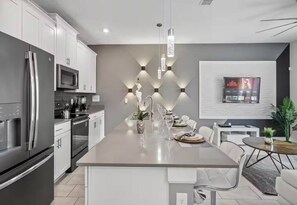 Réfrigérateur, micro-ondes, four, plaque de cuisson