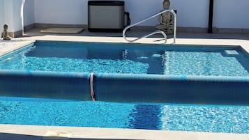 Utomhuspool och uppvärmd pool