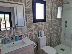 Dutxa, assecador de cabells, tovalloles i sabó