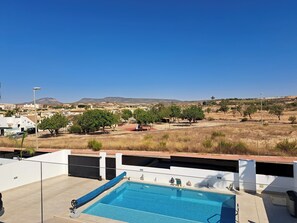 Utendørsbasseng og et oppvarmet basseng