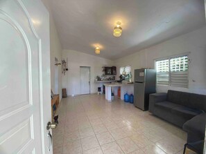 Habitación, 1 habitación, fumadores, balcón | Sala de estar | Libros