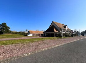 Exterior - Small private courtyard - 1 minute walk from the beach (Merville-Franceville-Plage)