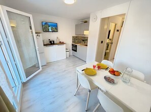 Dining - Small private courtyard - 1 minute walk from the beach (Merville-Franceville-Plage)