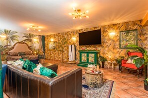 Interior - Villa 'Dell Etna Excelsior Suite' with Mountain View, Wi-Fi and Air Conditioning (Trecastagni)