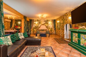 TV - Villa 'Dell Etna Excelsior Suite' with Mountain View, Wi-Fi and Air Conditioning (Trecastagni)