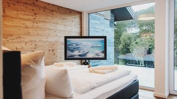 3 bedrooms, iron/ironing board, travel crib, free WiFi